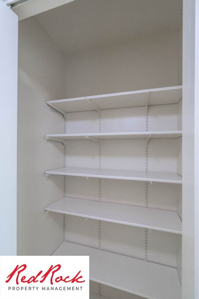 Building Photo - 3 Bedroom End Unit Home in Downtown St. Ge...