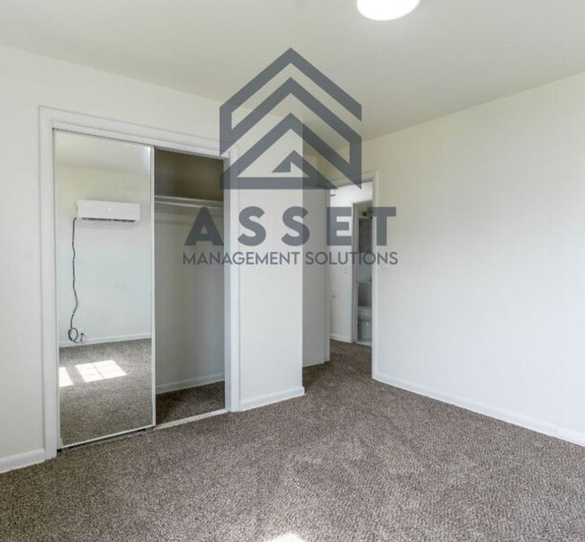 Building Photo - 3-Bedroom Available!