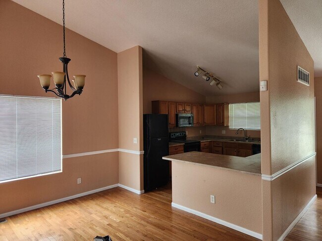 Building Photo - 3 Bedroom 2 full bathrooms in Brighton