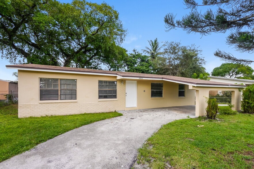 Primary Photo - 3401 NW 18th Pl