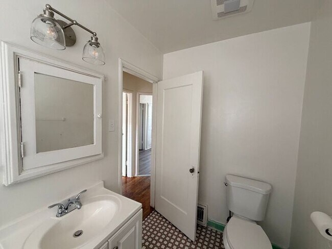 Building Photo - Reno Affordable House 3 Bedroom/1 Bath/ 1 Cat Friendly