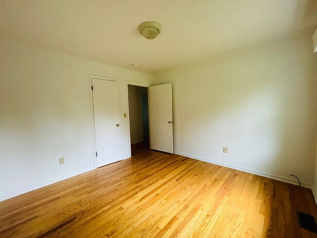 Building Photo - 1480 Boxwood Dr