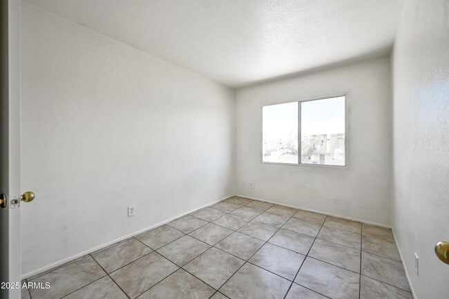 Building Photo - 4623 E Southgate Ave