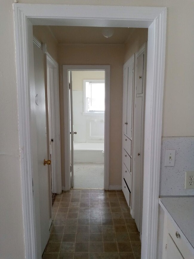 Building Photo - Nice 1 bed, 1 bath Duplex