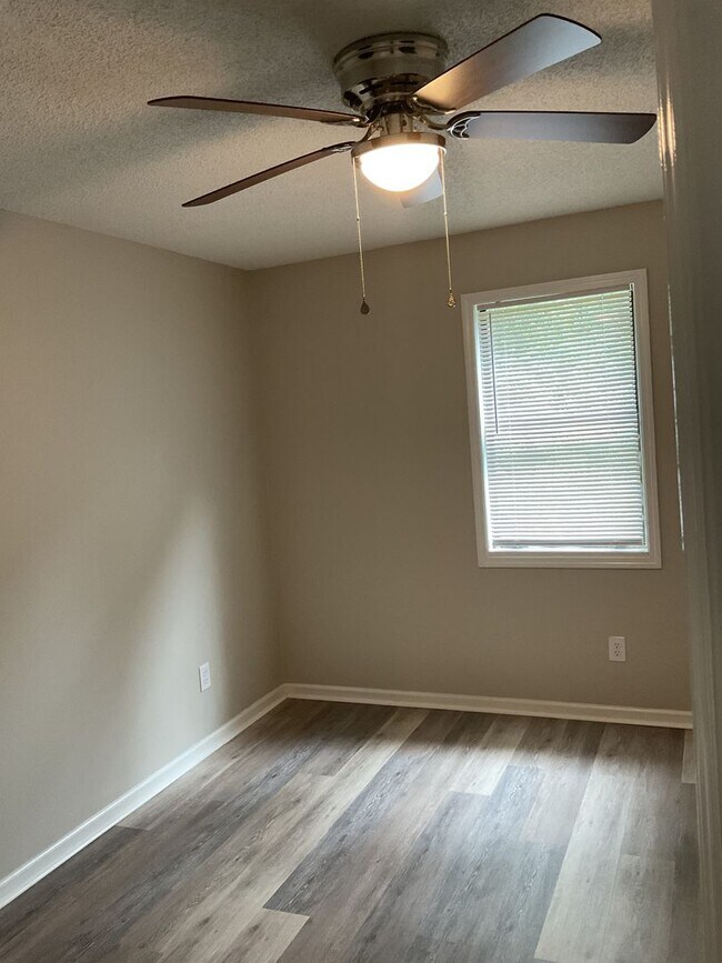 Building Photo - 1546 Hamilton Dr