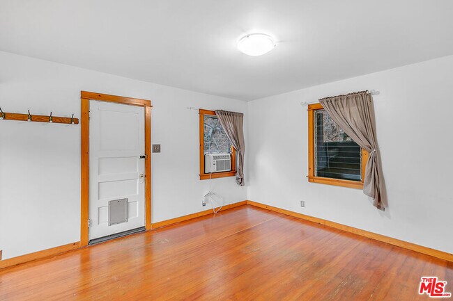 Building Photo - 2540 1/2 Glen Green St