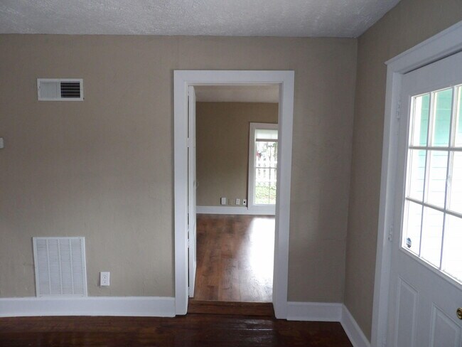 Building Photo - 611 Taylor Ave