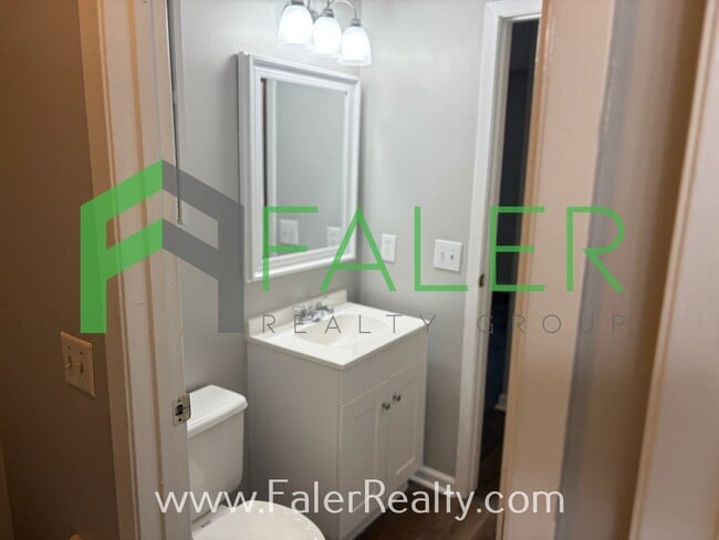 Building Photo - Spacious 2nd Floor Condo