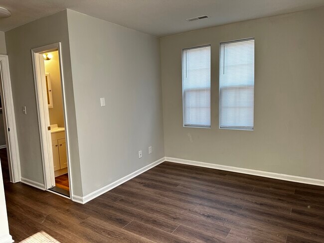 Building Photo - SE Duplex