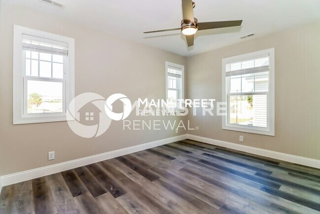 Building Photo - 2 Bedroom Pet-Friendly Home in St. Petersb...