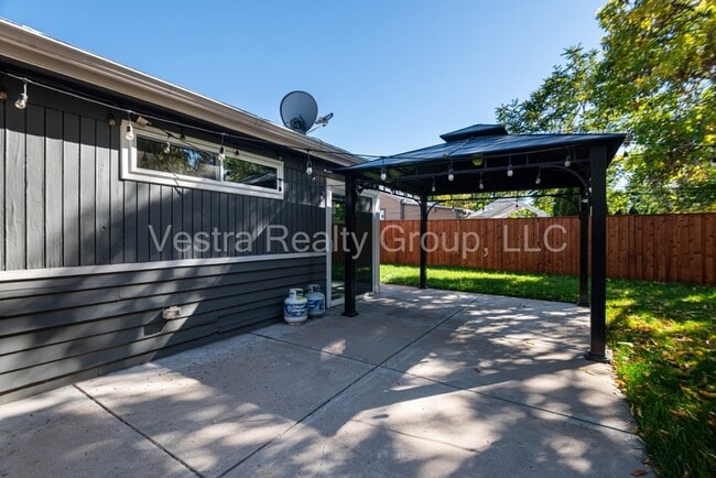 Building Photo - 2245 S King St