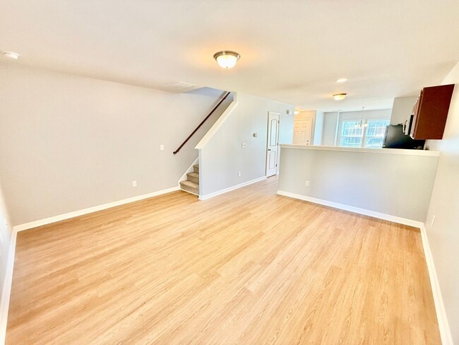 Building Photo - Beautiful 2 Bed 2.5 Bath townhome located ...