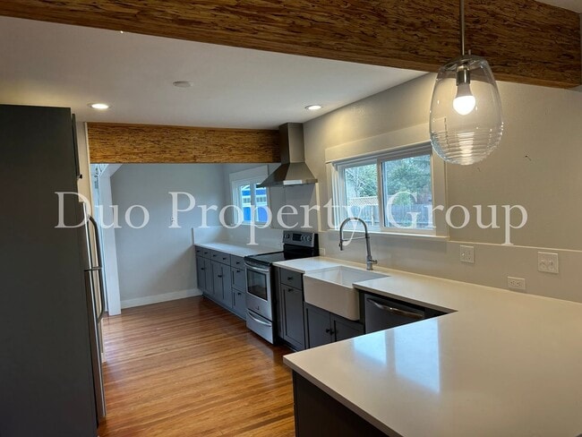 Building Photo - Charming Washburne Home
