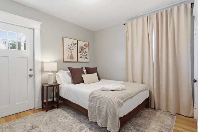 Building Photo - Furnished 3-Bedroom, 2-Bath Apartment in North Buffalo