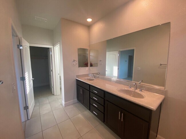 Building Photo - Roseville 3 bedroom in Veranda at Stoneridge.