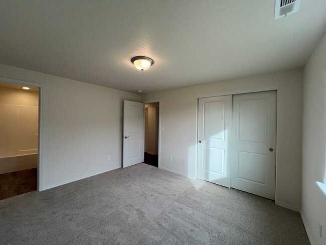 Building Photo - Move in special!