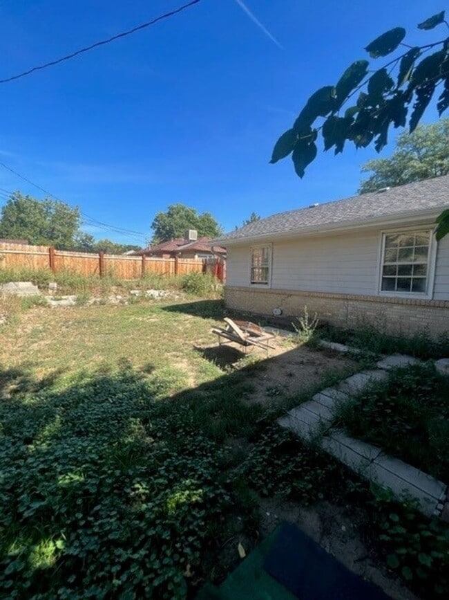 Building Photo - Adorable 3 bed/1.5 bath house with yard
