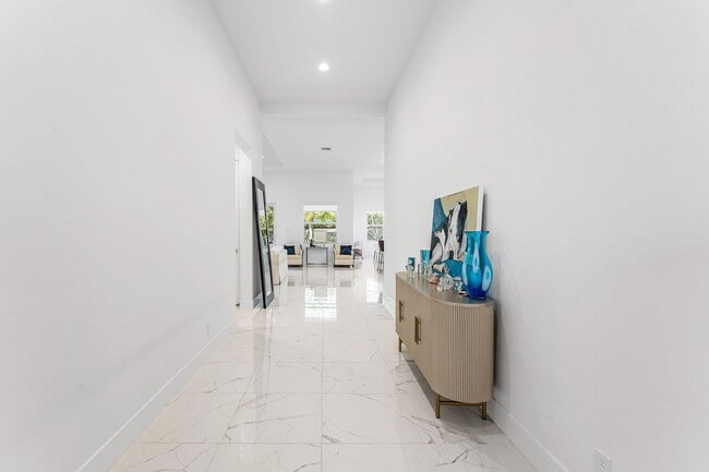 Building Photo - 9256 Crestview Cir