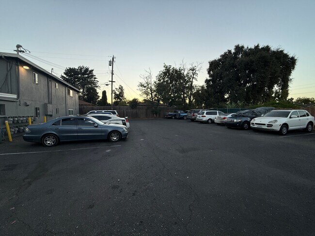 Building Photo - 1523 Los Robles Blvd