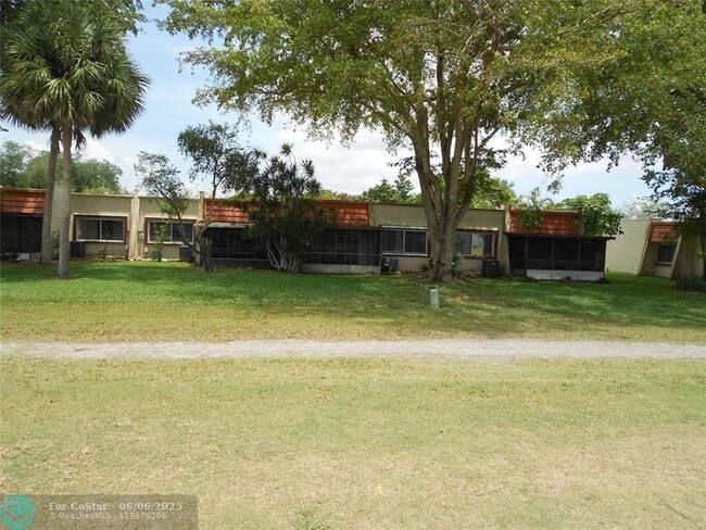 Building Photo - 9616 Oakburst Ln