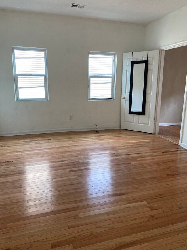 Building Photo - 327 38th St