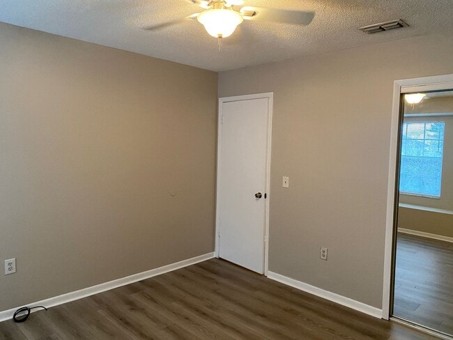 Building Photo - MOVE-IN SPECIAL-WONDERFUL 3/2.5 Home with 1 car garage-UCF Area