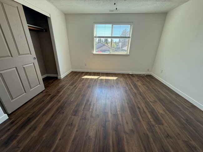 Building Photo - 3BR/2.5BA Home w/ Garage, Fenced Yard – Walk to Shops & Parkra