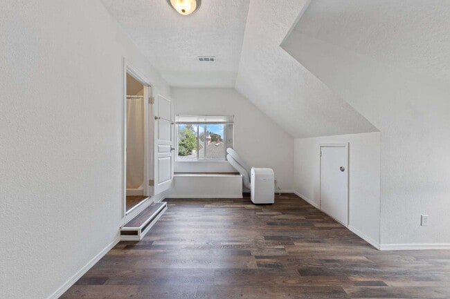 Building Photo - 2 Bedroom 2 Bathroom on College Street!