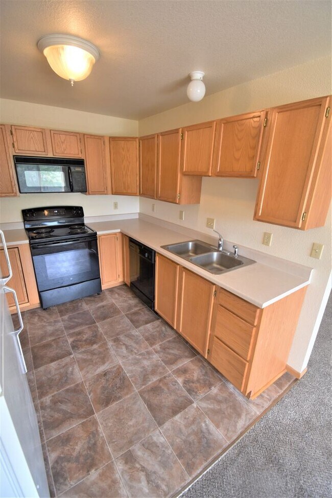 Building Photo - 2Bed with OFFICE and DETACHED GARAGE! Grea...