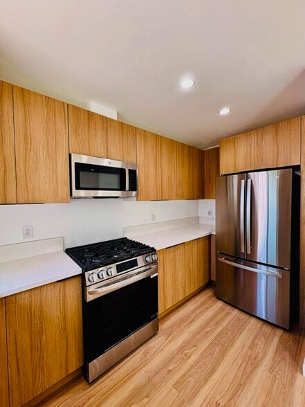 Building Photo - 18152 Sunburst St