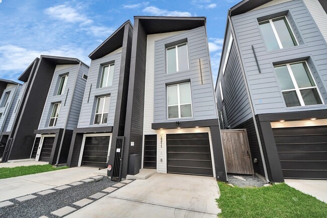 Building Photo - 2211 Staples St