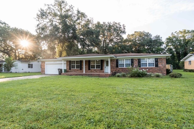 Building Photo - 2013 Shady Oaks Dr