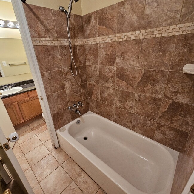 Building Photo - Nice 2 Bedroom, 1.5 Bath Condo Near Hall R...