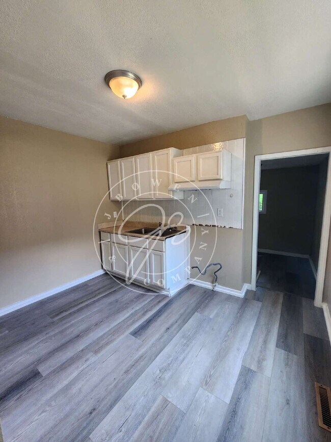 Building Photo - 3 bed 1 bath ready to call home
