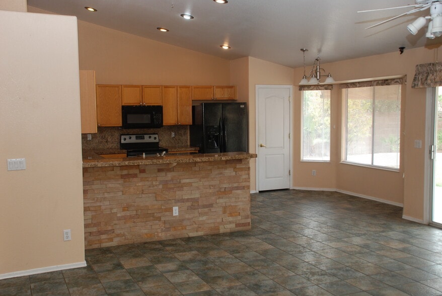 Building Photo - 514 W Laredo Ave