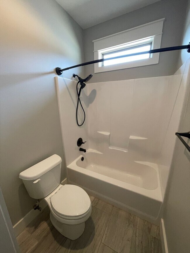 Building Photo - 202 Crestwood Ln