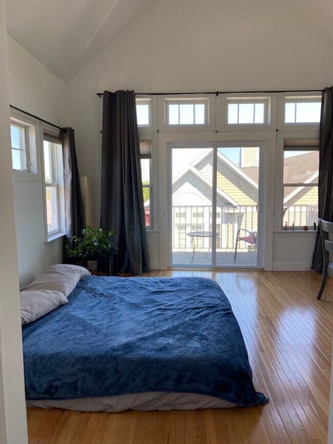 Building Photo - Three Bedroom 3.5 baths Townhouse for Rent...