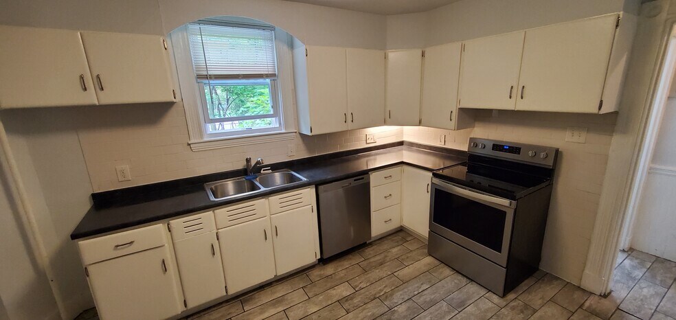 Building Photo - 82 Rockland St