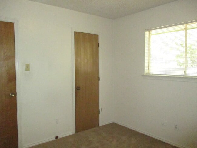 Building Photo - Cozy 3 Bed 2 Bath Duplex Located In Cul-De...