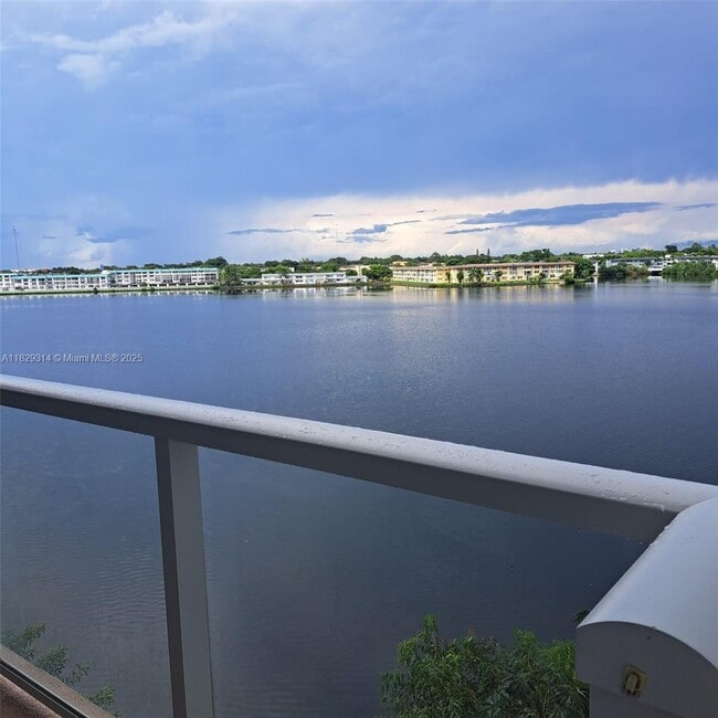 Building Photo - 1301 NE Miami Gardens Dr