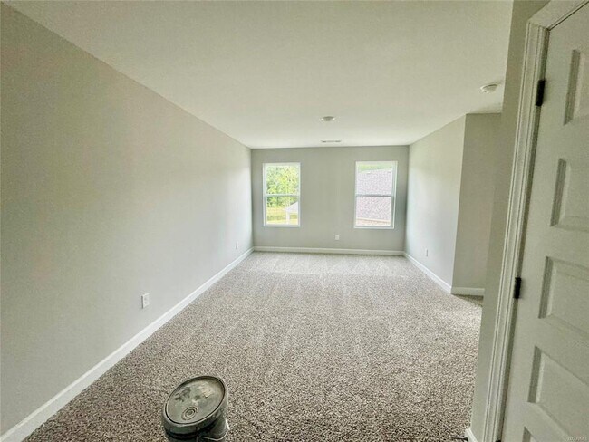 Building Photo - 5000 Tea Rose Dr