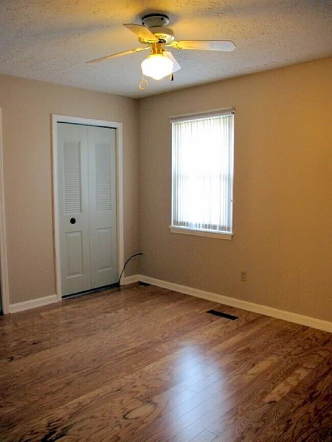 Building Photo - 927 Woods Hollow Dr