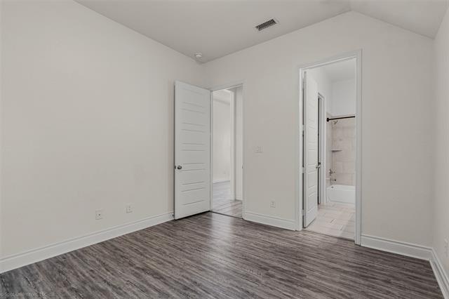 Building Photo - 1009 Queens Lk Trl