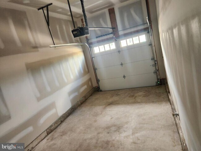 Building Photo - 328 Foxtail Ln