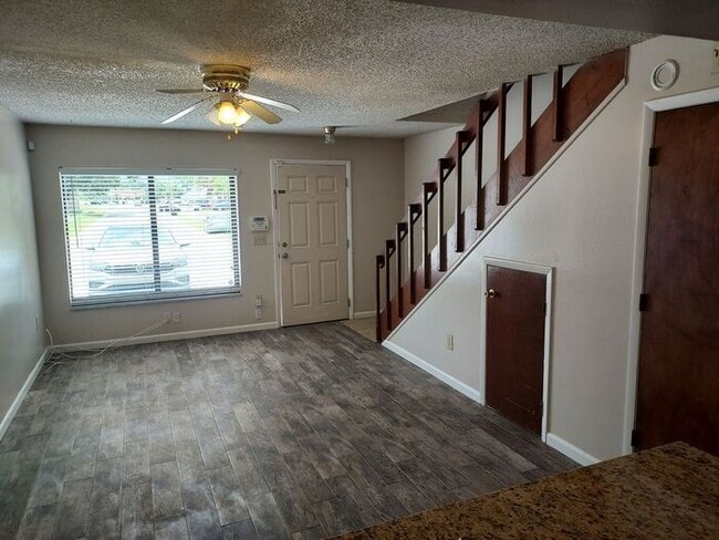 Building Photo - Townhouse located near UCF - 2 Bed / 1.5 Bath