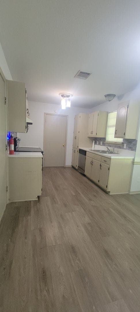 Building Photo - Beautiful 3 bedroom/2 bath with fireplace and huge covered back patio!