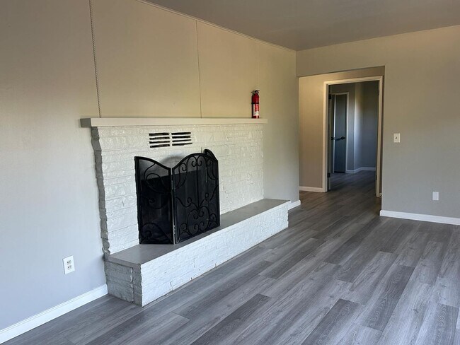 Building Photo - 110 Colonial Dr
