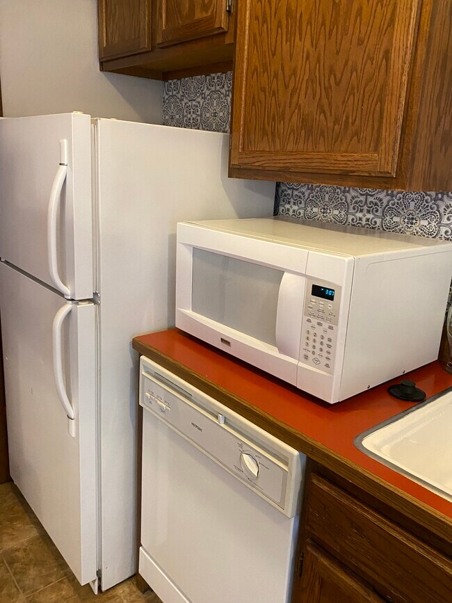large microwave - 1439 SW Montgomery St