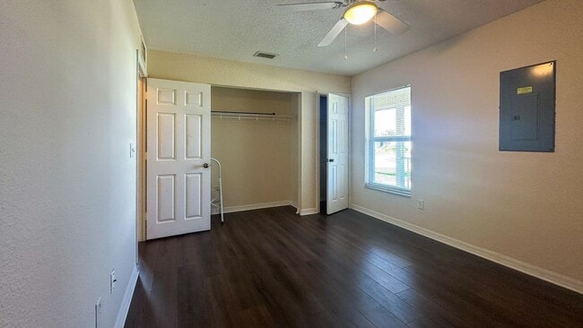 Building Photo - 6944 Rosemont Dr