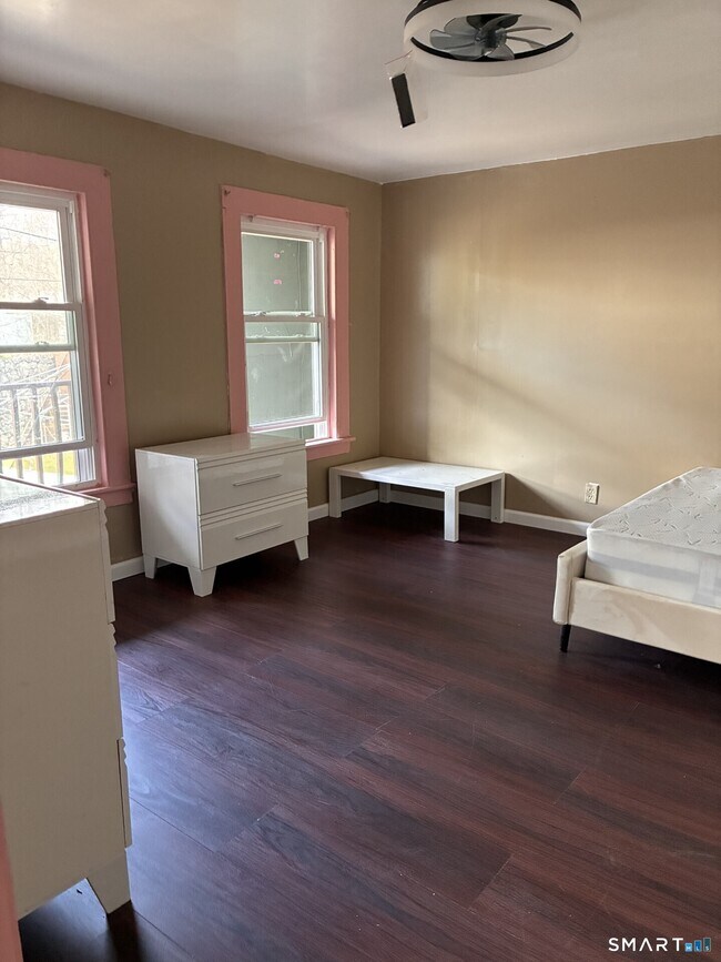 Building Photo - 440 Main St